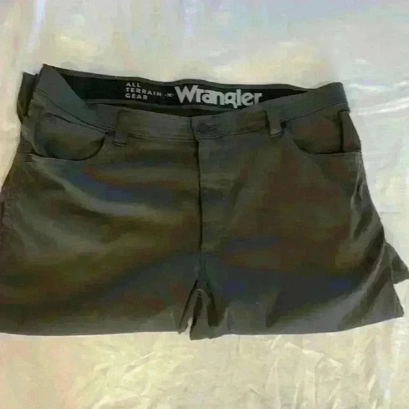 Wrangler men’s All Terrain -X- Gear 5 pocket pants size 40x30 dark moss green - Picture 2 of 7
